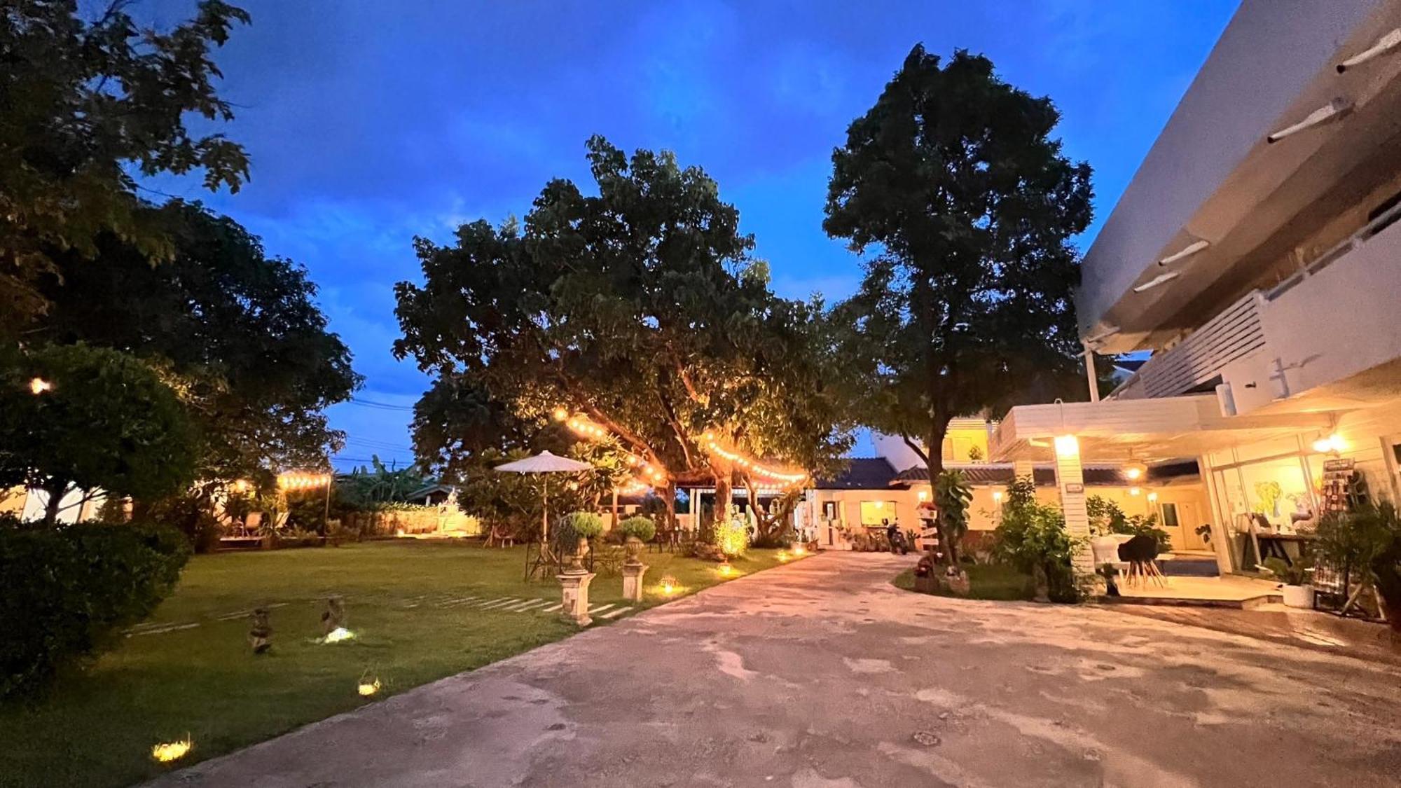 Udee Cozy Hotel Chiang Mai Bagian luar foto